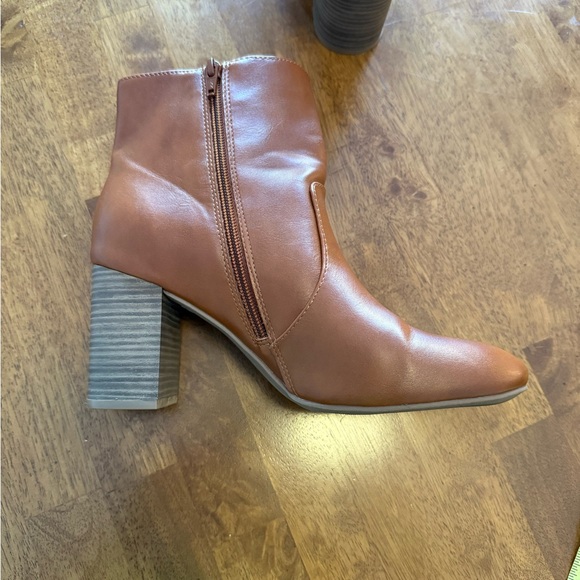 Old Navy EUC Faux Leather Block Heel Ankle Boots | Size 9 | Color Cognac Brown - Picture 4 of 7